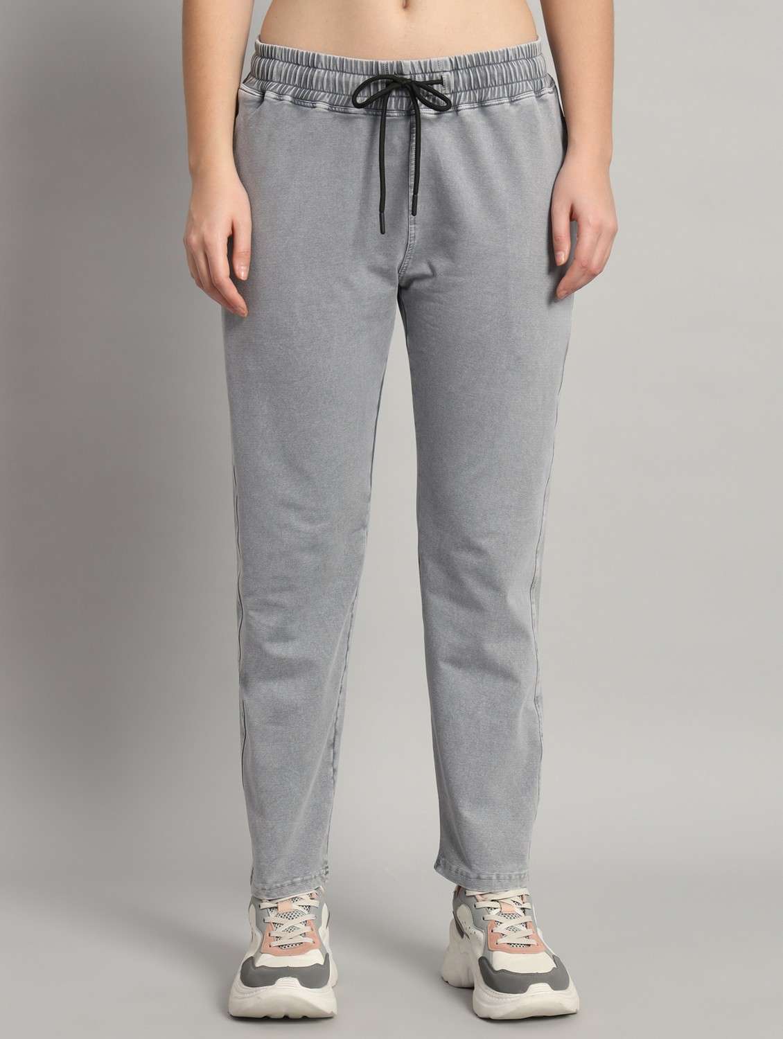 women solid mid rise jogger
