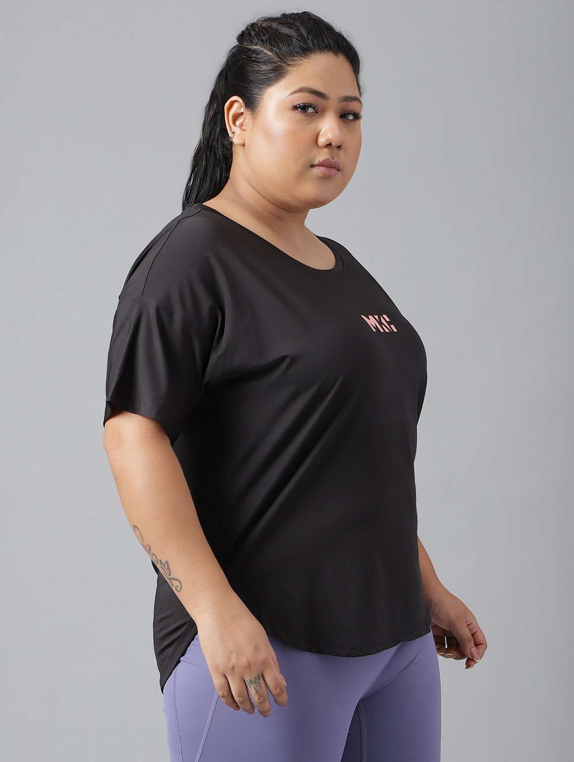 women black typographic round neck t-shirt - 21762468 -  Standard Image - 2