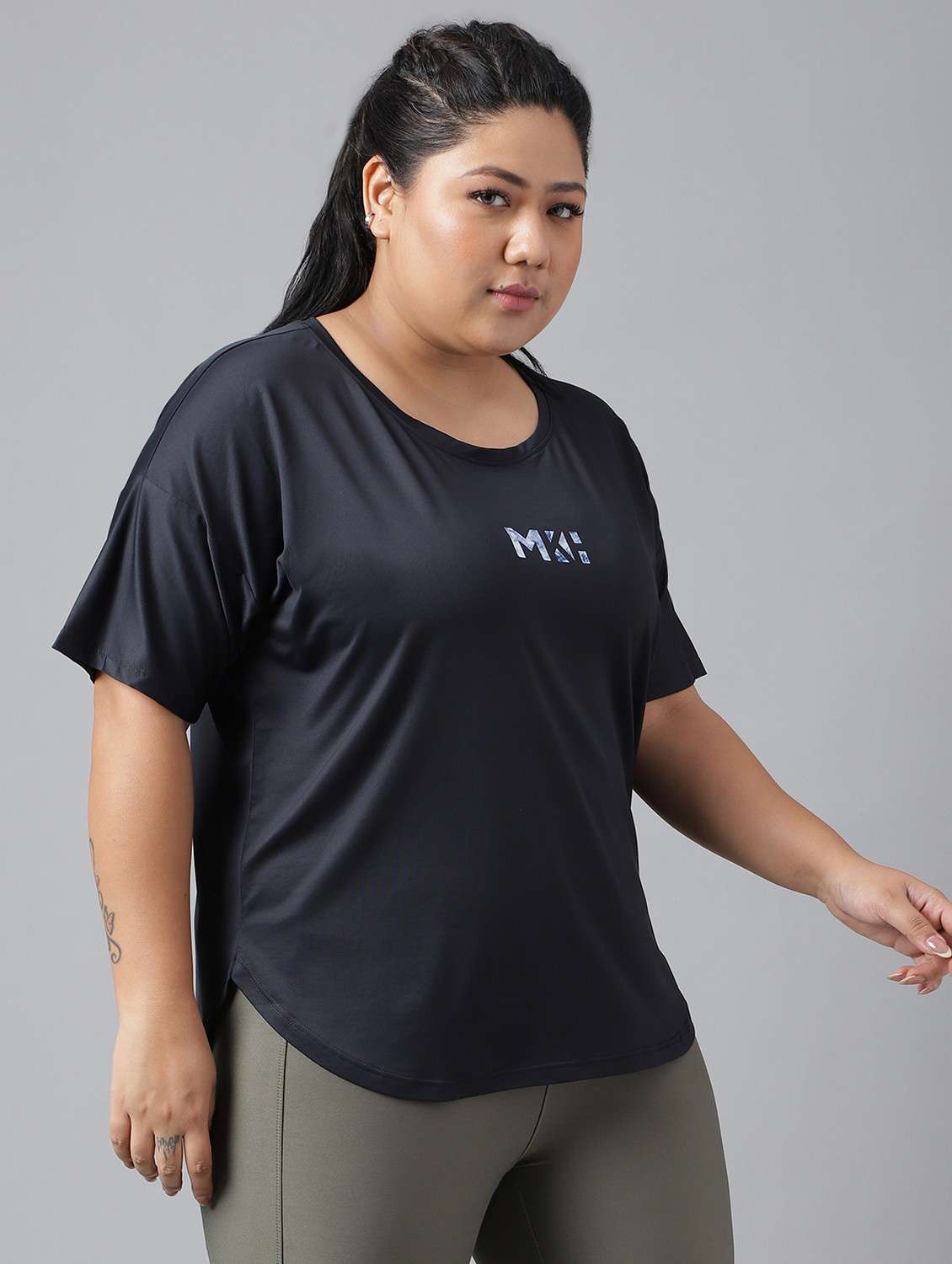 women black typographic round neck t-shirt - 21762472 -  Standard Image - 2