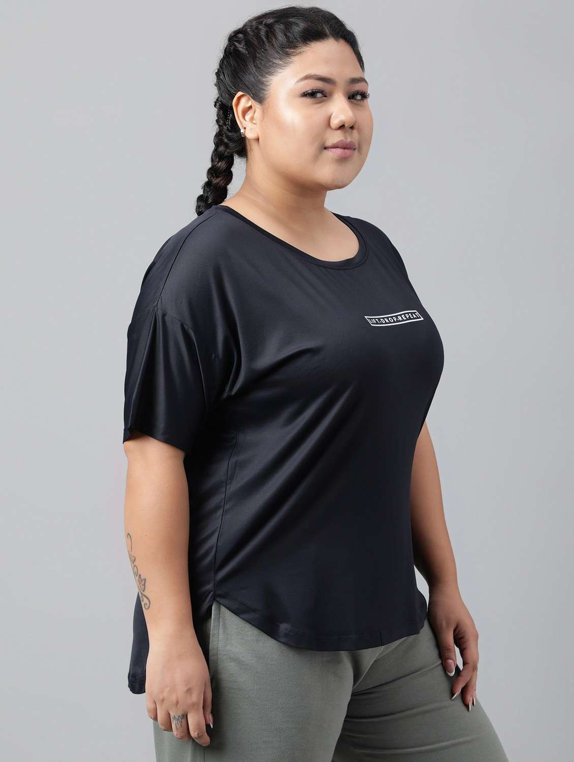 women black typographic round neck t-shirt - 21762526 -  Standard Image - 2