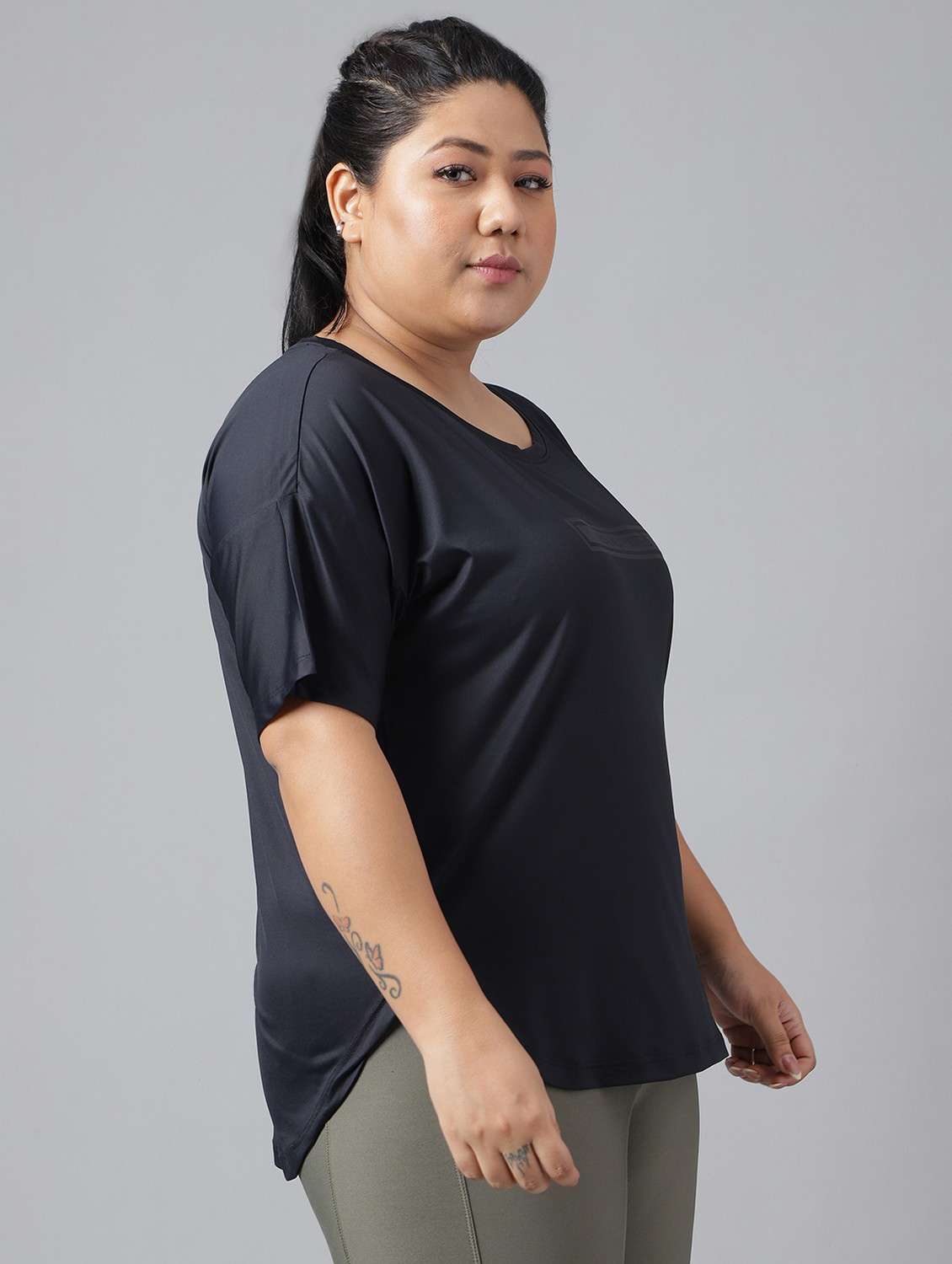 women black typographic round neck t-shirt - 21762539 -  Standard Image - 2