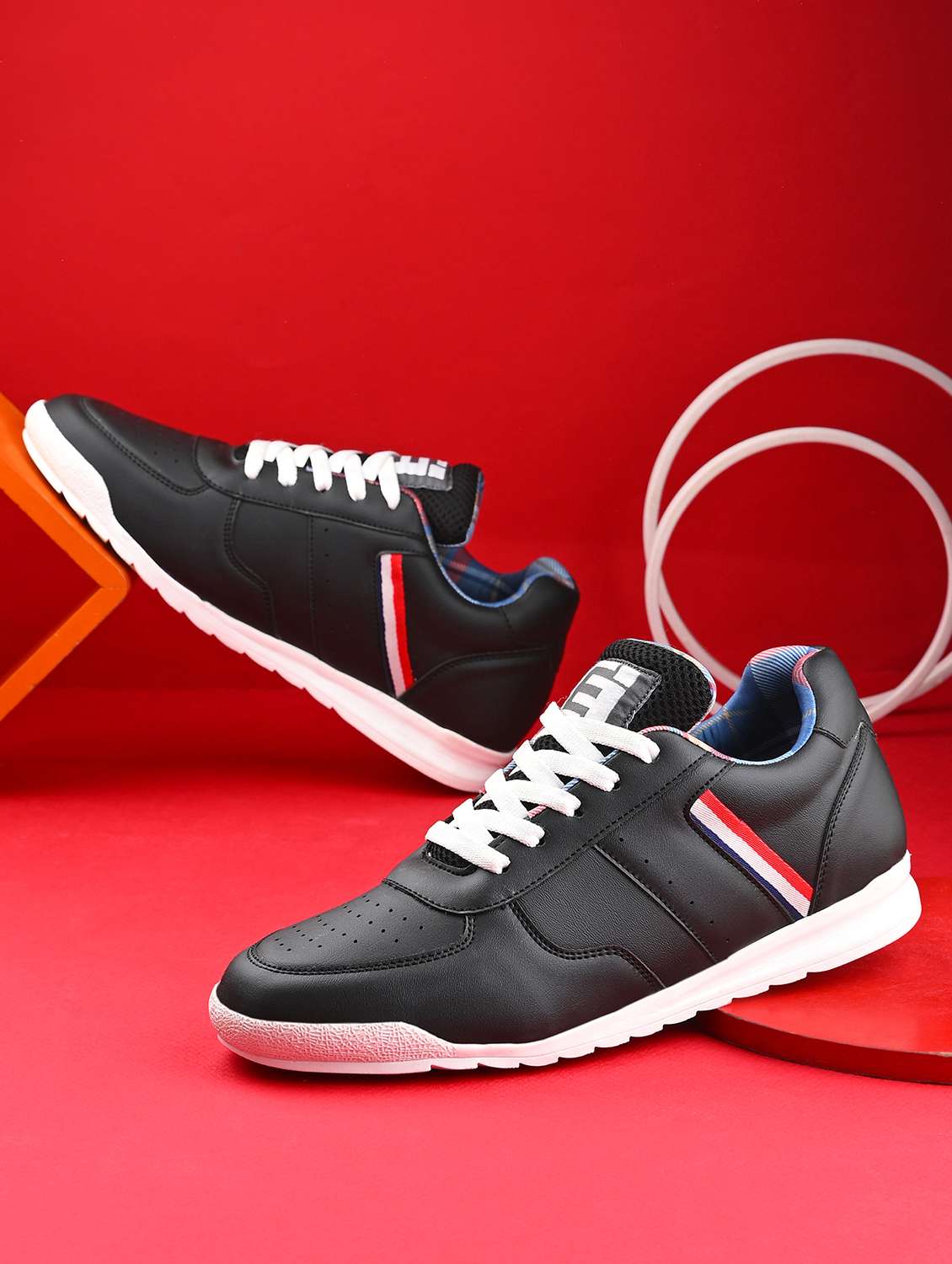 men black lace up sneaker