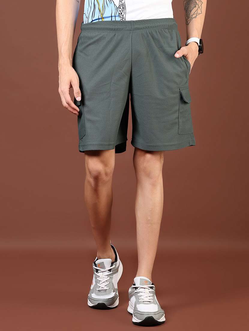 women solid mid rise cargo shorts