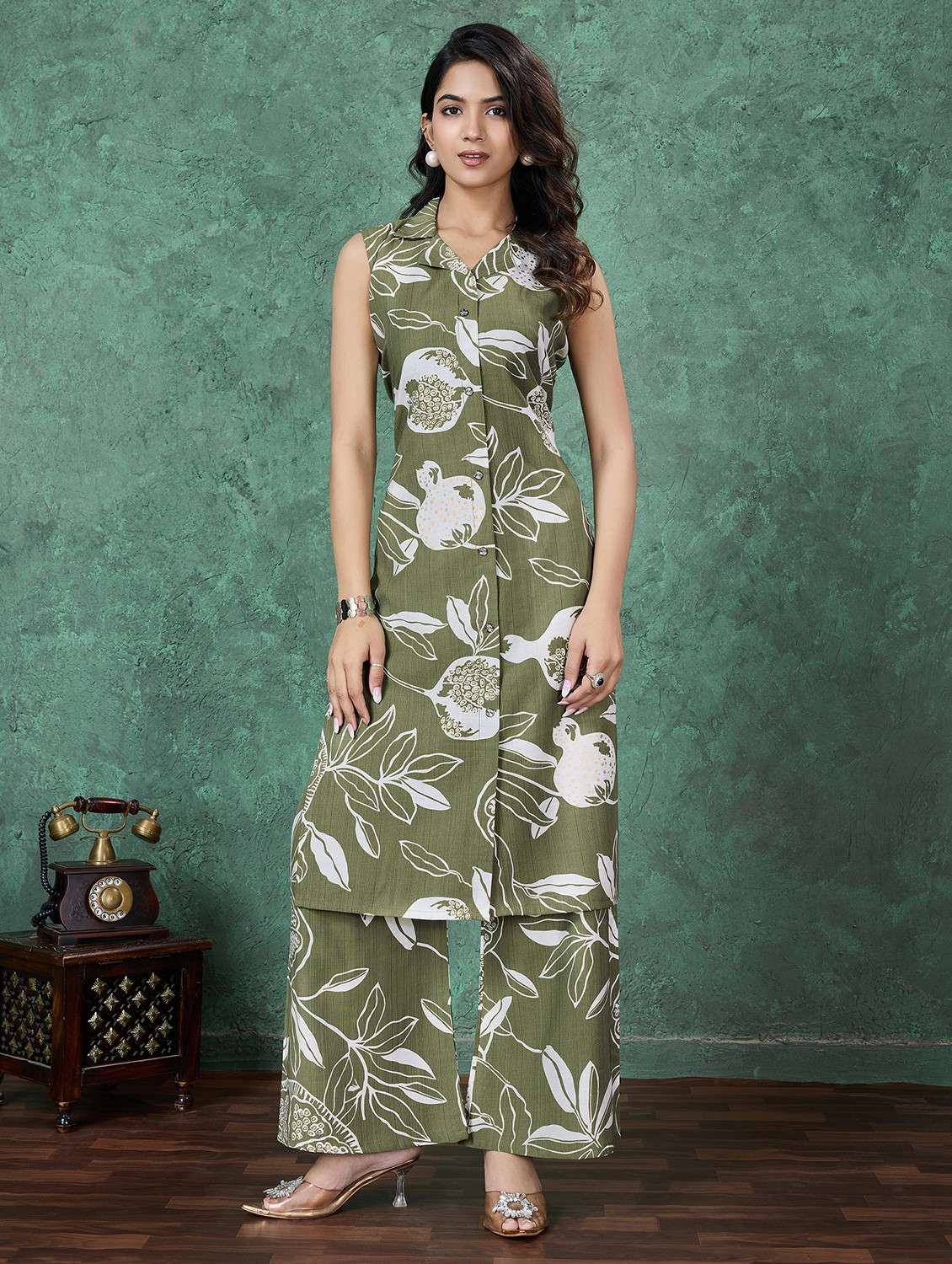 women printed sleeveless kurta palazzo set