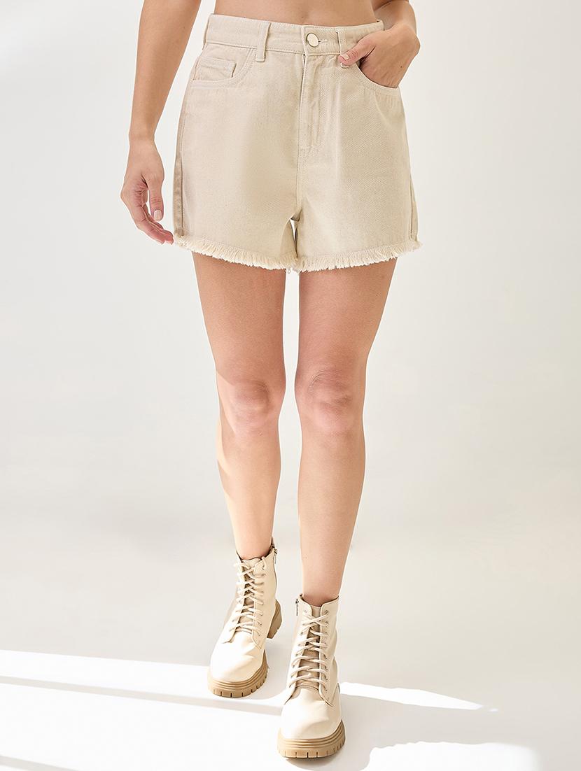 globus women beige slim fit mid-rise frayed hem denim shorts