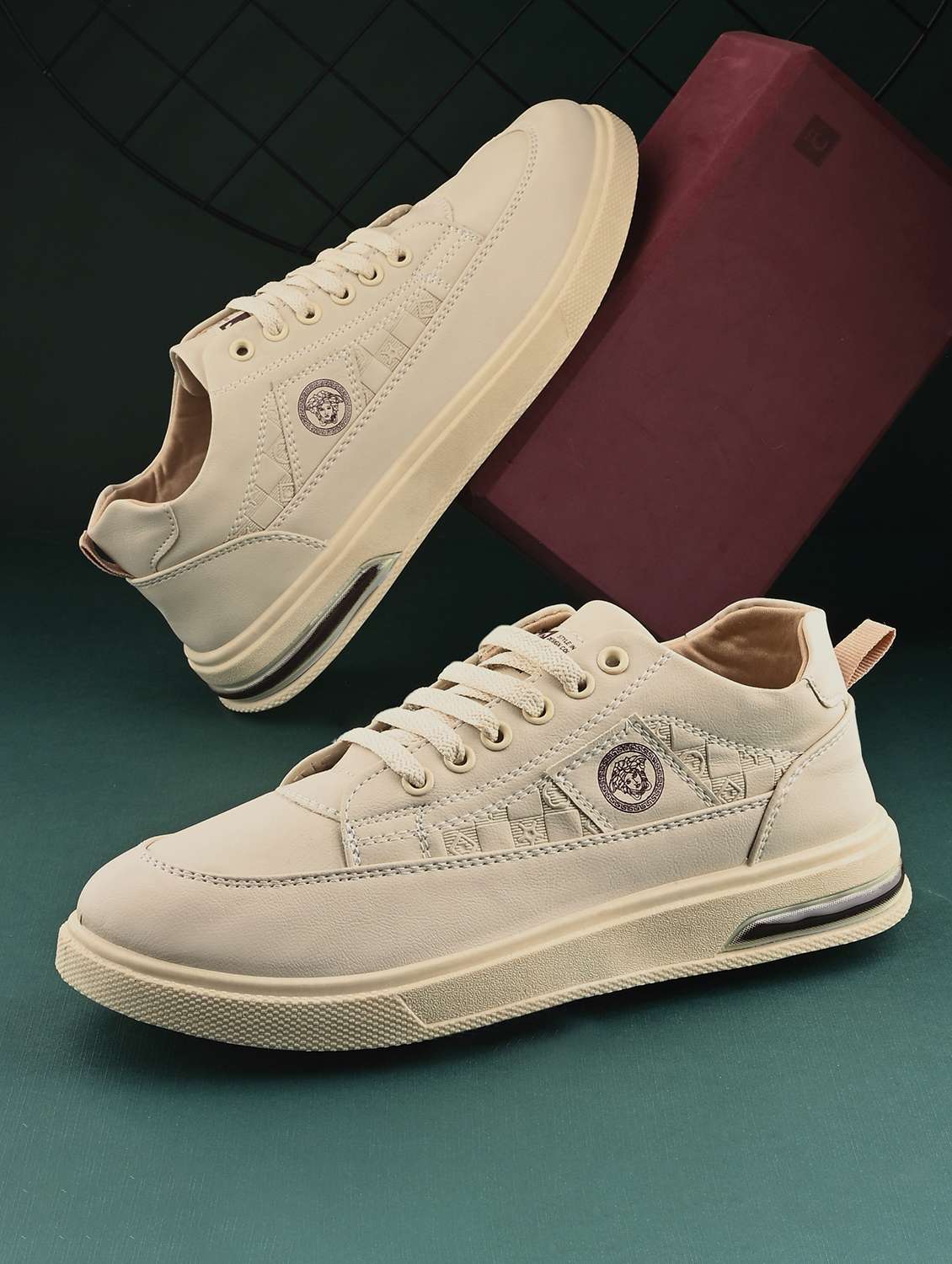 men beige lace up sneaker