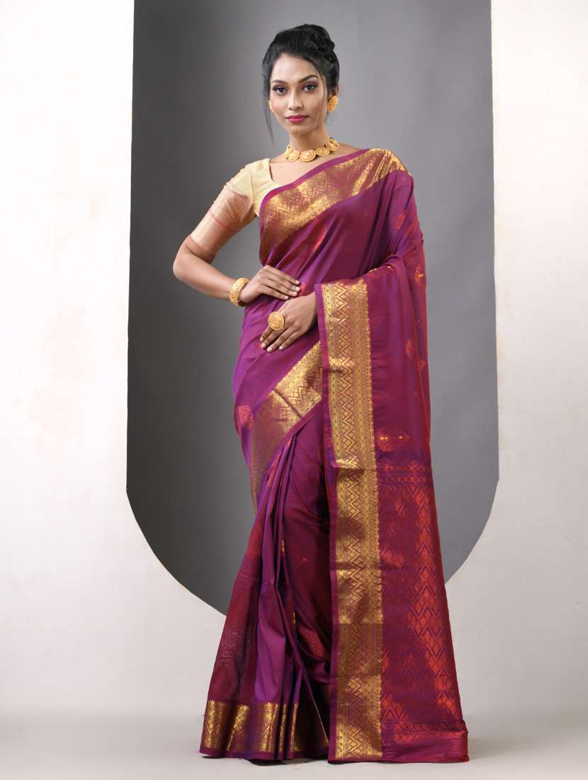 women self design bordered saree with blouse