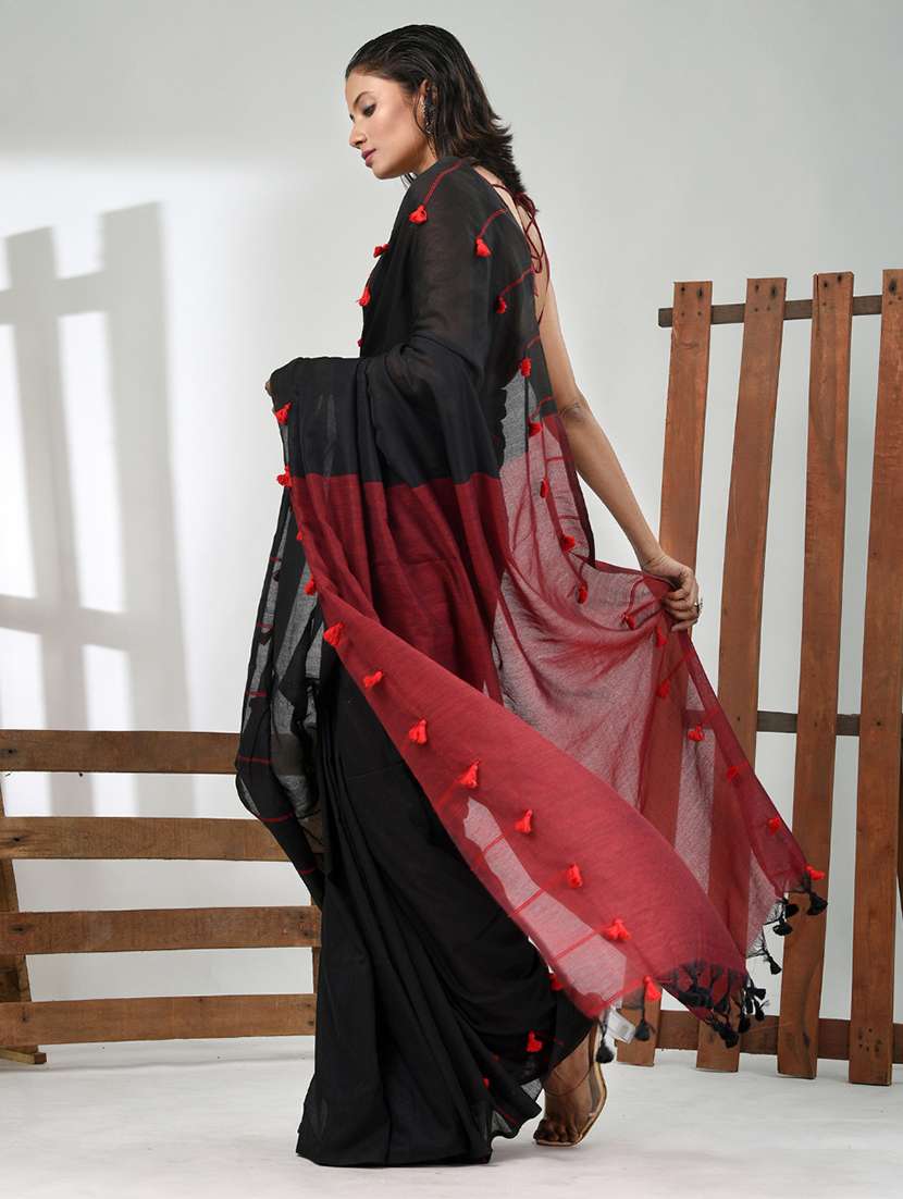 women black handloom saree with blouse - 21839877 - Standard Image - 2