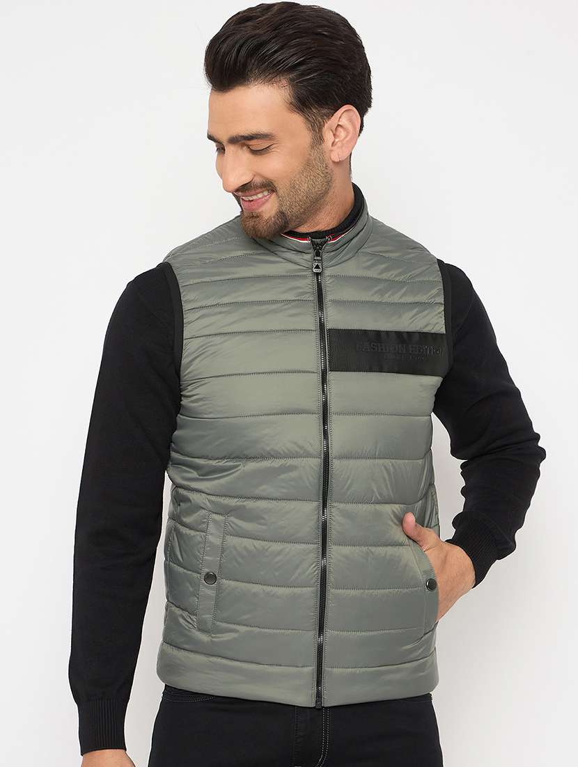 men green solid sleeveless puffer jacket