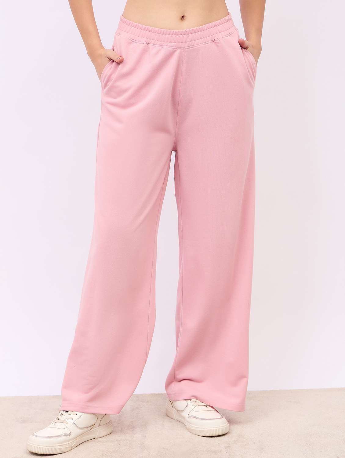women solid mid rise track pant