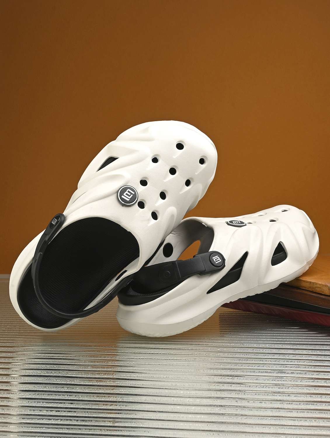 men solid slip on clog