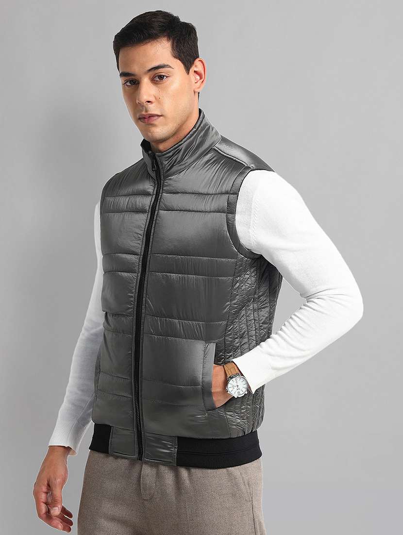men grey solid sleeveless quilted jacket