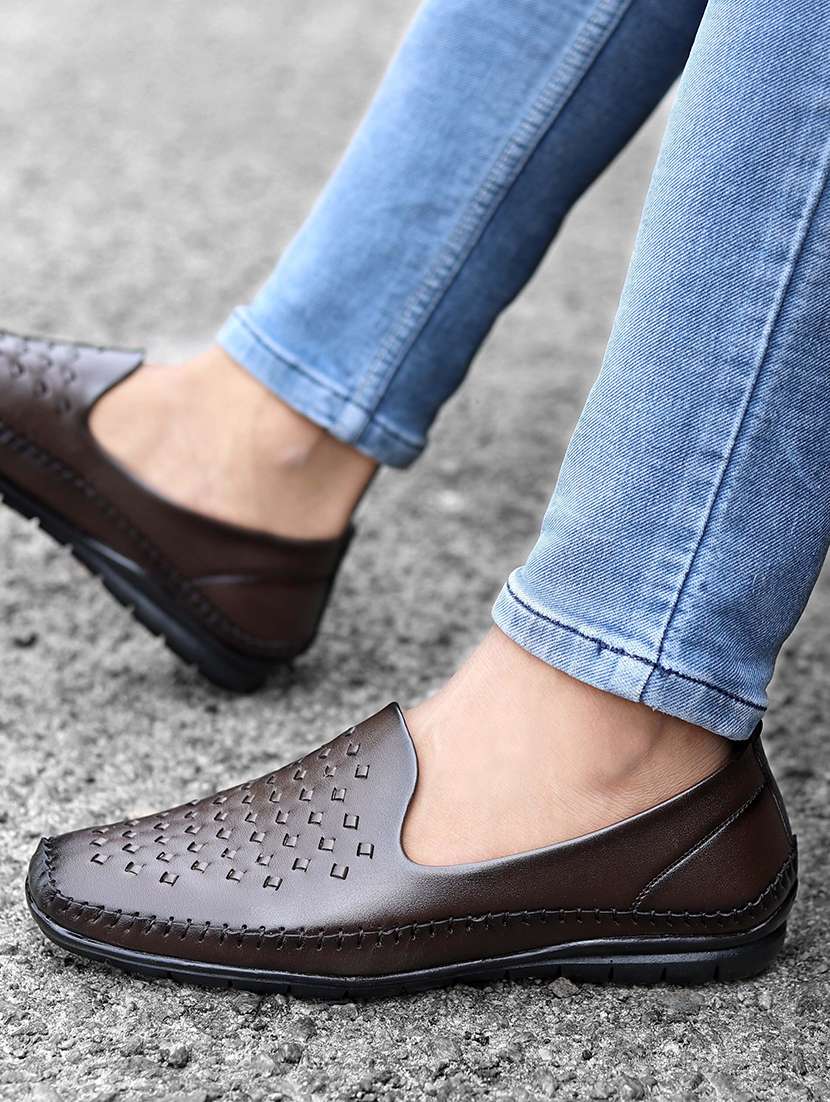 Men Brown Slip On Juti
