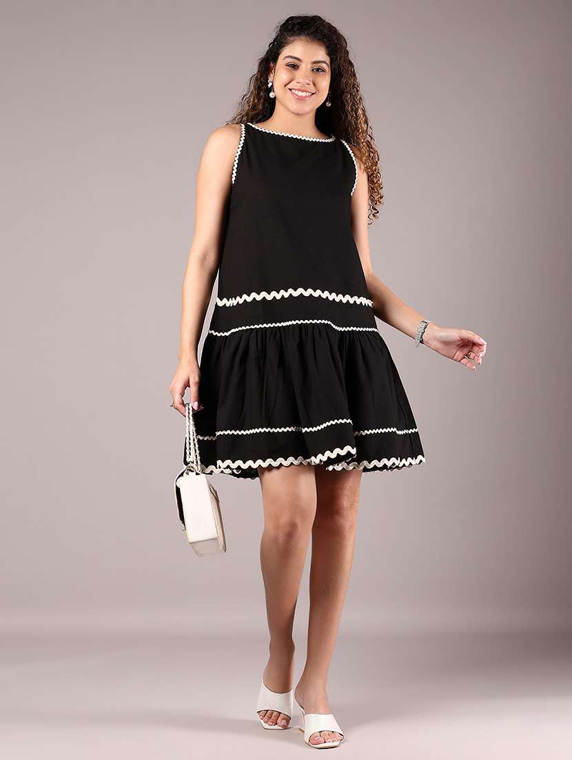 women solid sleeveless tiered dress