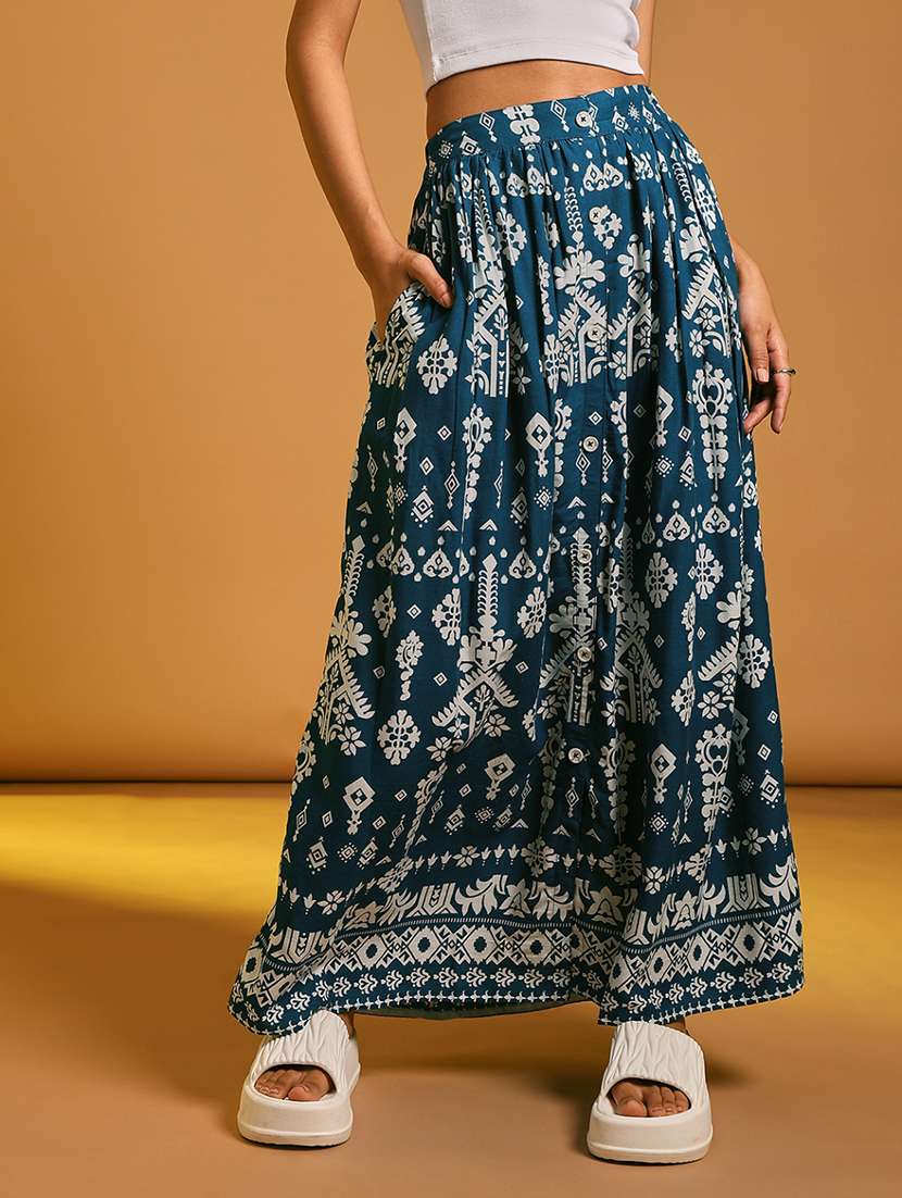 women printed mid rise flared skirt