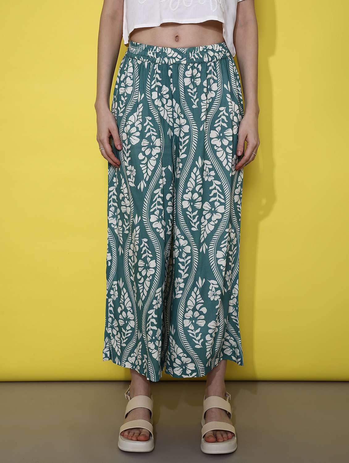 women off white floral printed mid rise palazzo