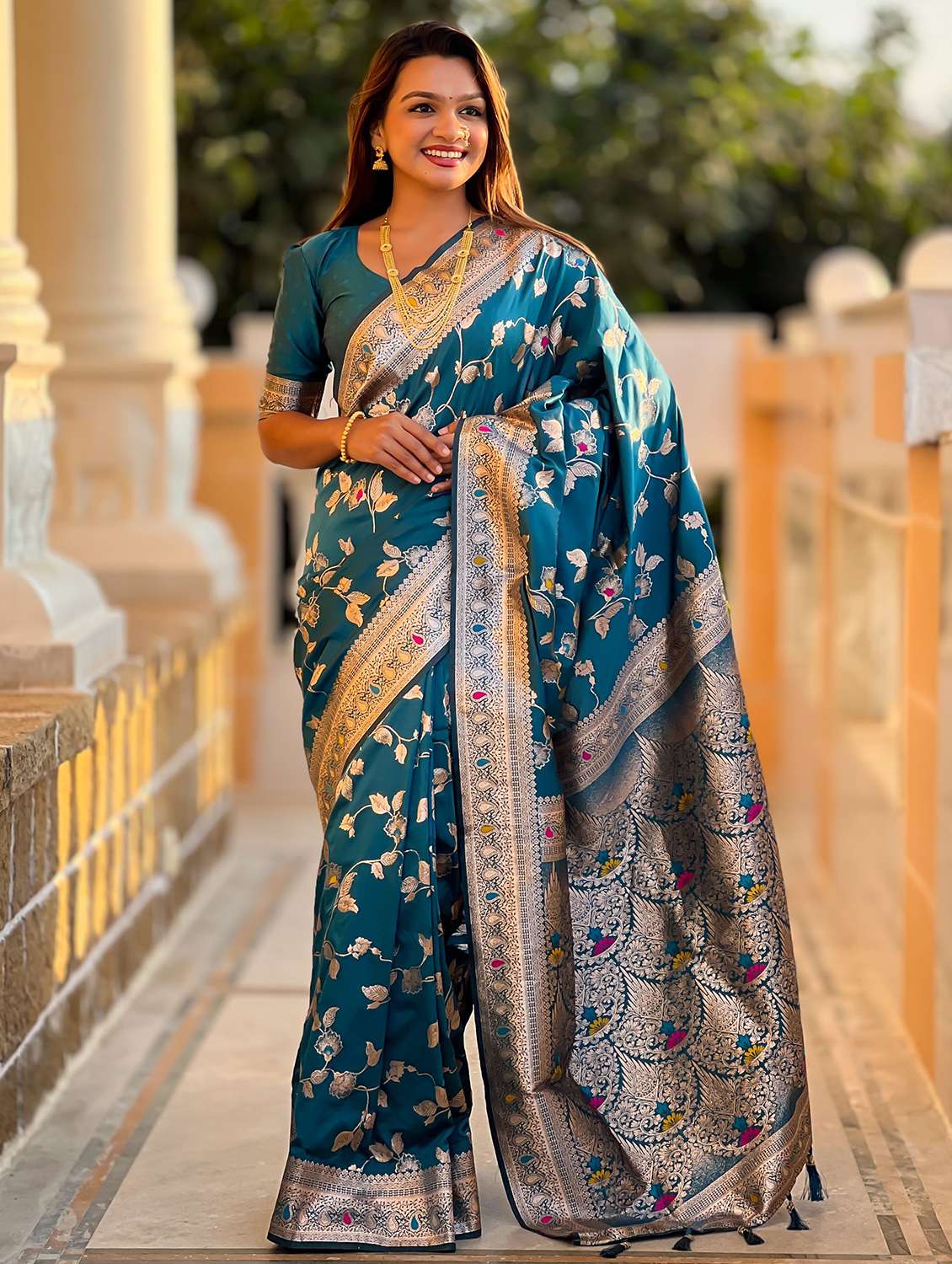 women self design banarasi saree with blouse