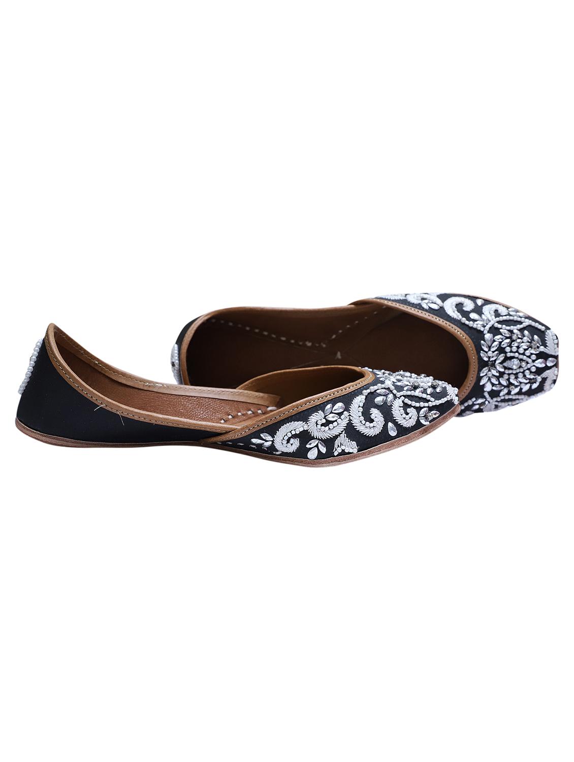 women handmade embroidered punjabi jutti - 21904339 - Standard Image - 2