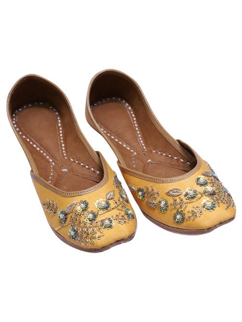 women handmade embroidered punjabi jutti - 21904343 - Standard Image - 0