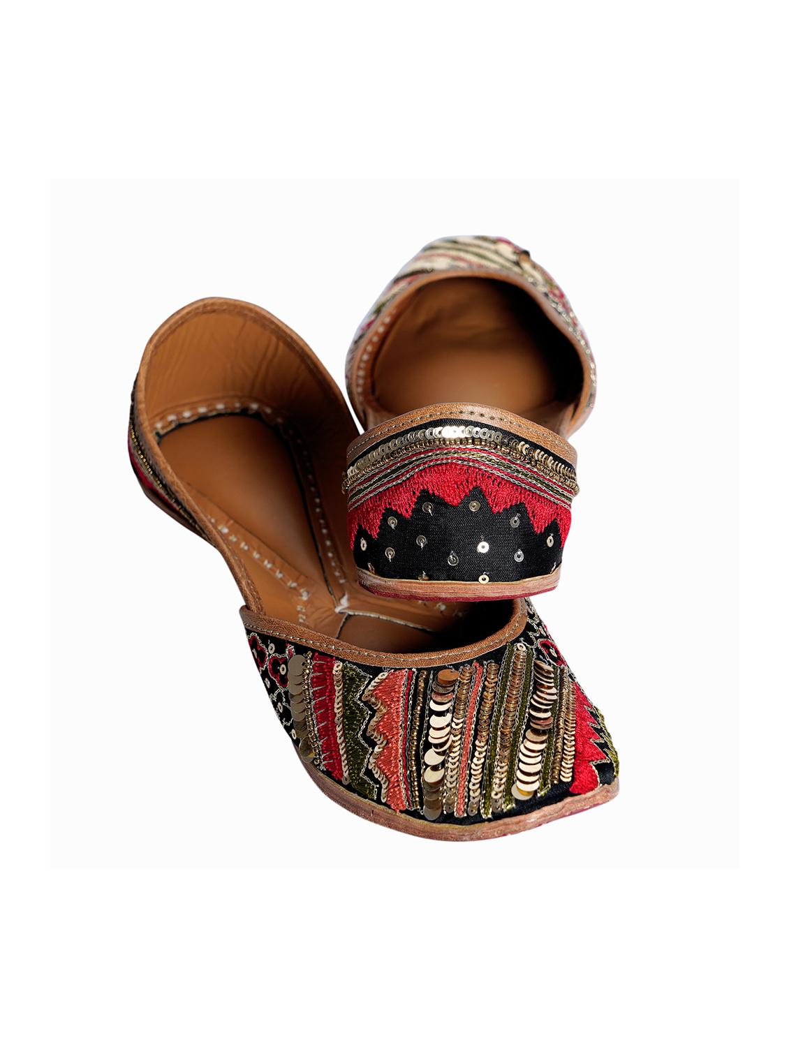 women handmade embroidered punjabi jutti - 21904376 - Standard Image - 2