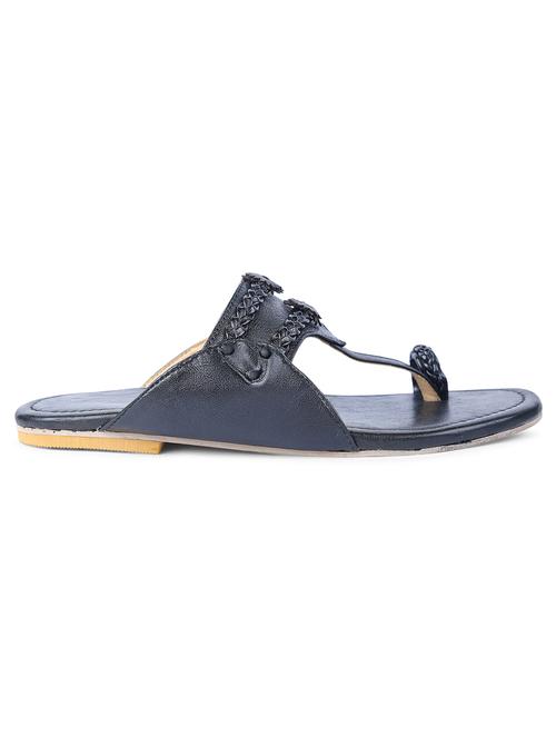 women black one toe kolhapuri - 21904393 - Standard Image - 0