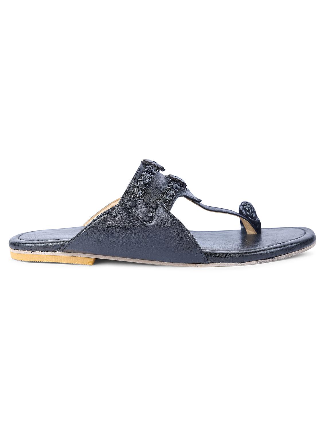 women black one toe kolhapuri - 21904393 - Zoom Image - 0