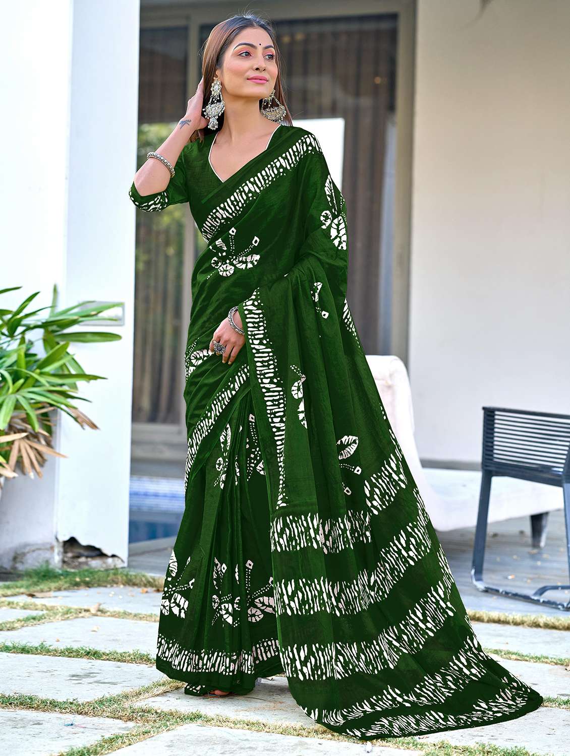 women printed casual wear saree with blouse - 21905318 - Zoom Image - 0