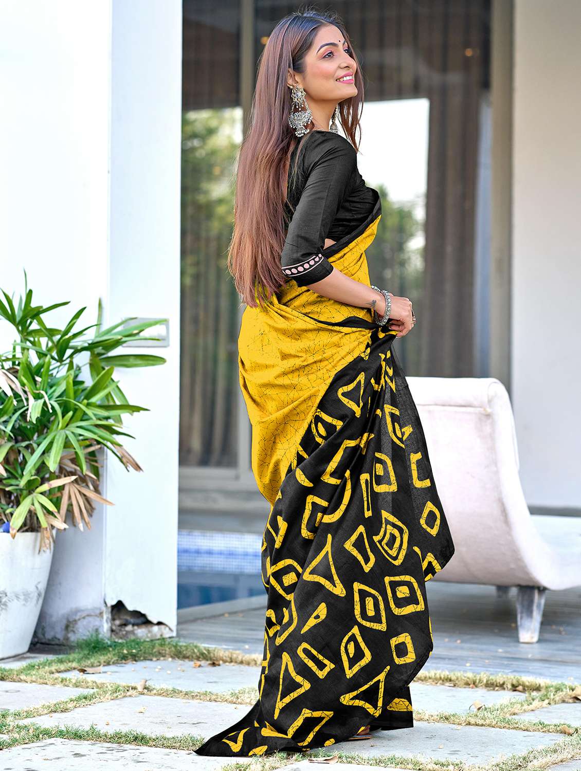 women printed casual wear saree with blouse - 21905332 - Standard Image - 2