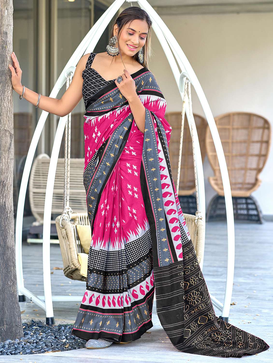 women printed casual wear saree with blouse - 21905342 - Zoom Image - 0