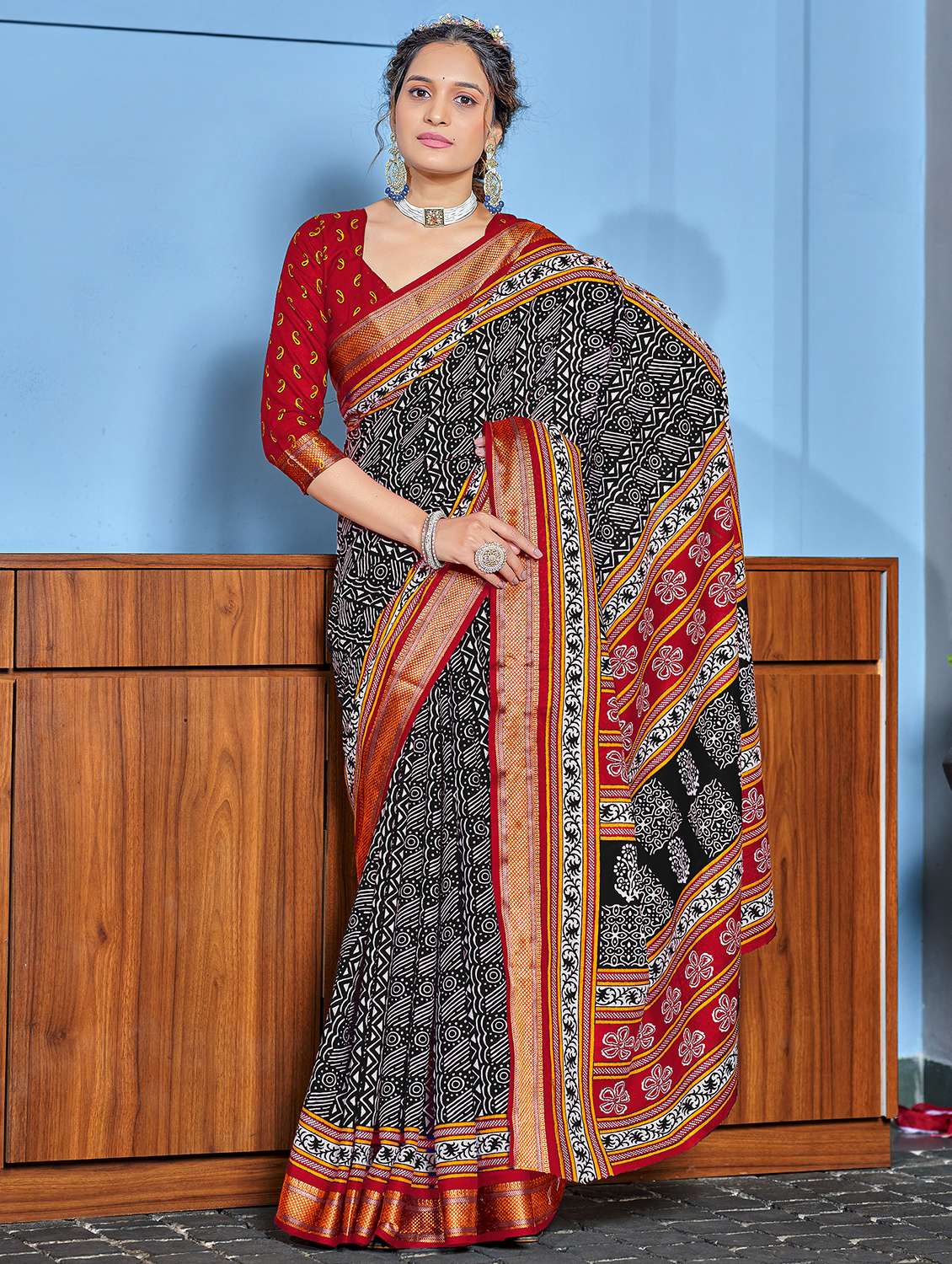 women printed casual wear saree with blouse - 21905356 - Zoom Image - 0
