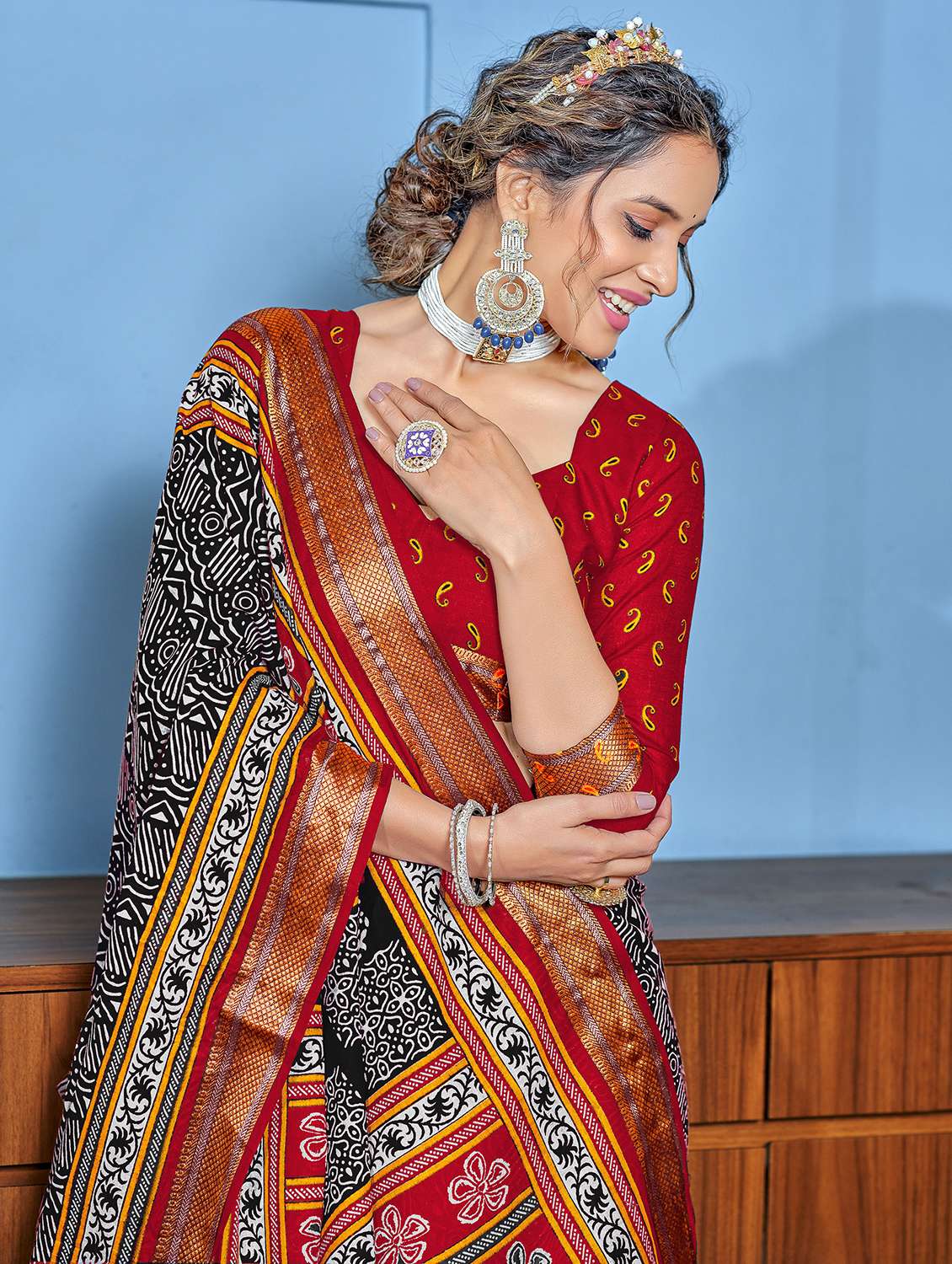 women printed casual wear saree with blouse - 21905356 - Standard Image - 2