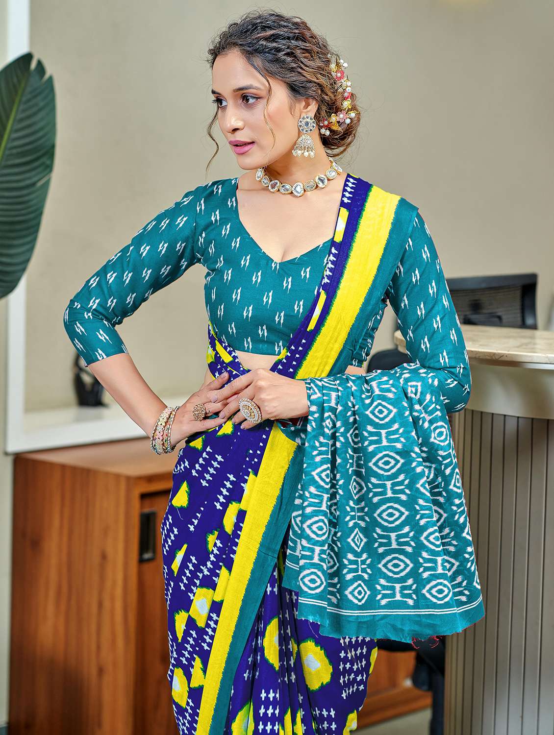 women ikat printed casual wear saree with blouse - 21905369 - Standard Image - 2
