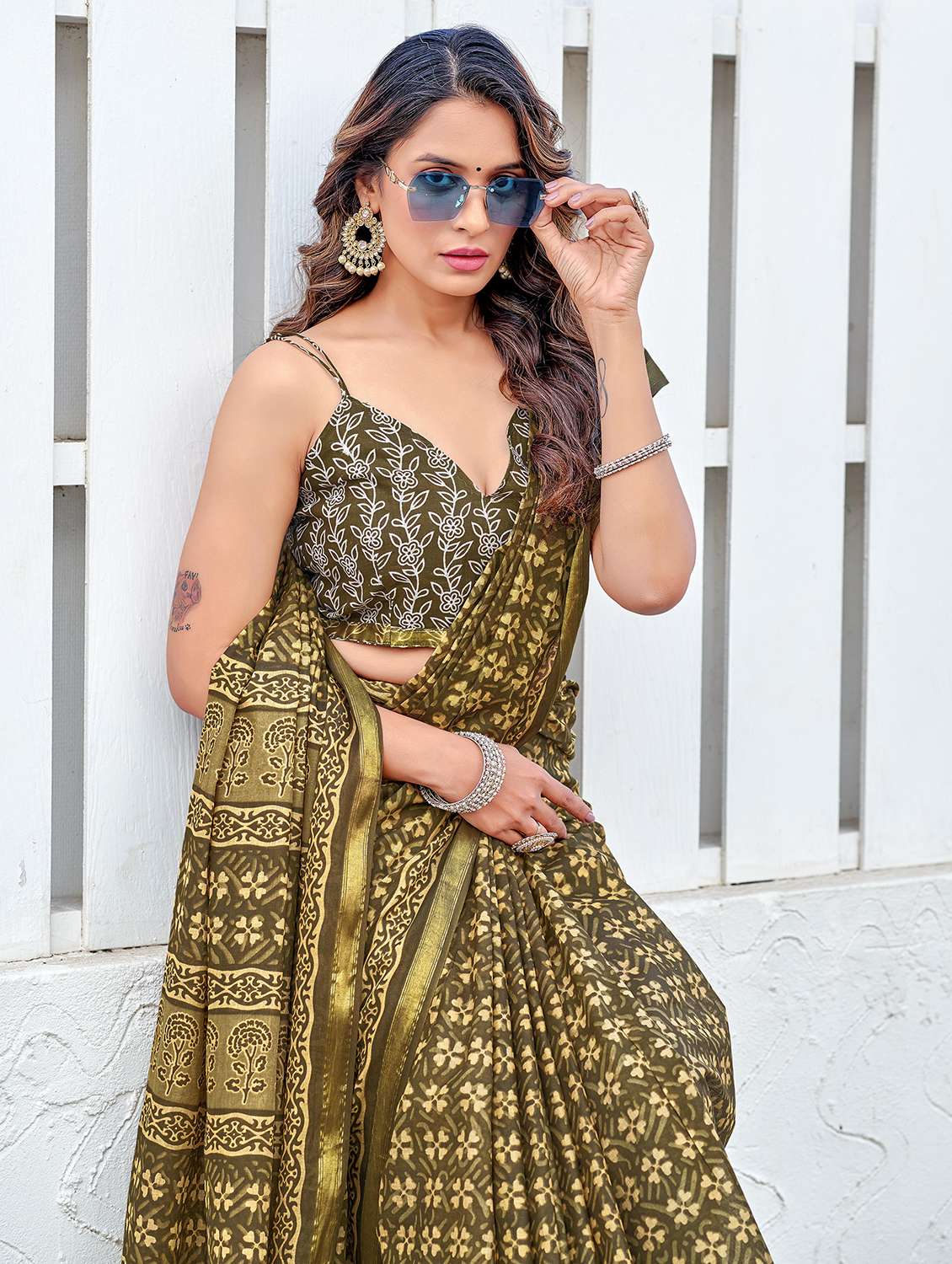 women printed casual wear saree with blouse - 21905374 - Standard Image - 2