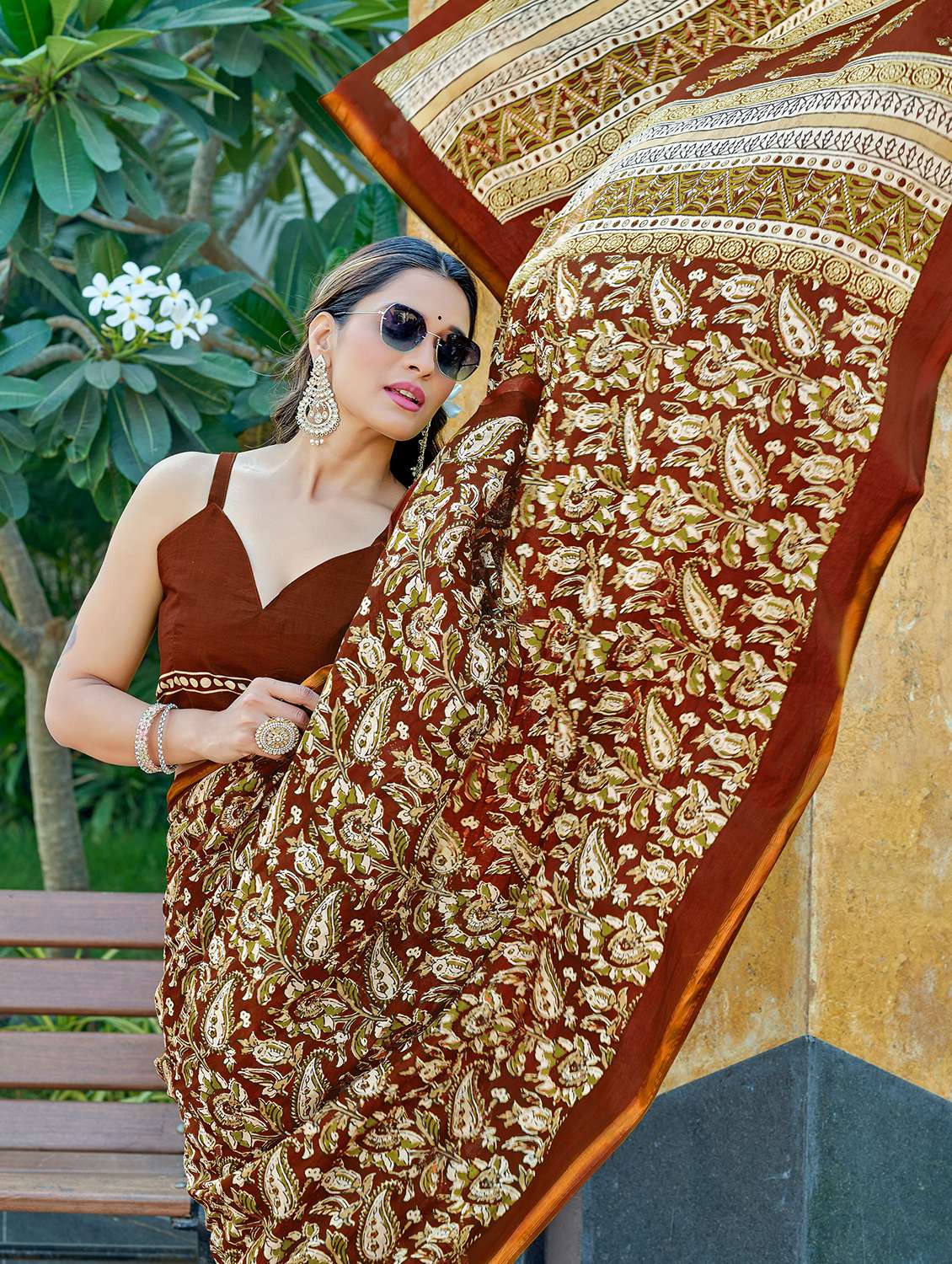 women printed casual wear saree with blouse - 21905377 - Standard Image - 2