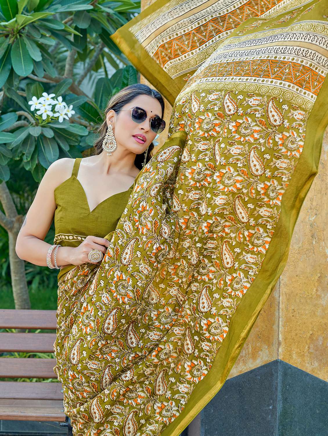 women printed casual wear saree with blouse - 21905378 - Standard Image - 2