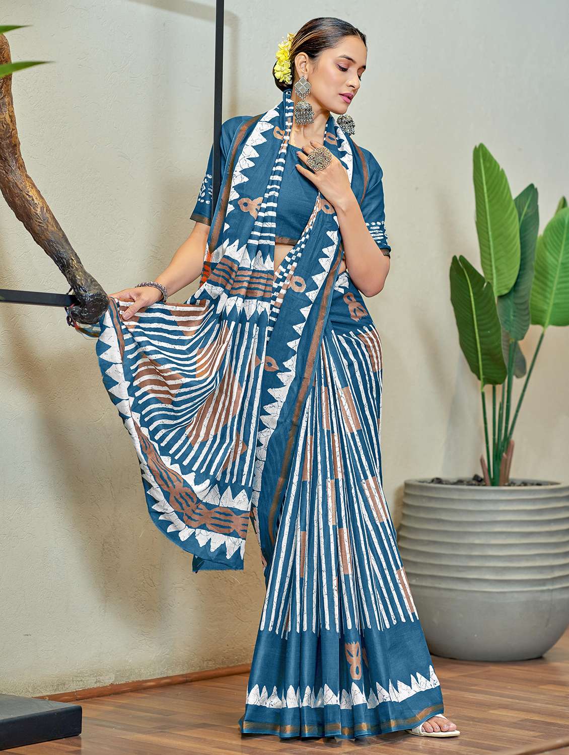 women printed casual wear saree with blouse