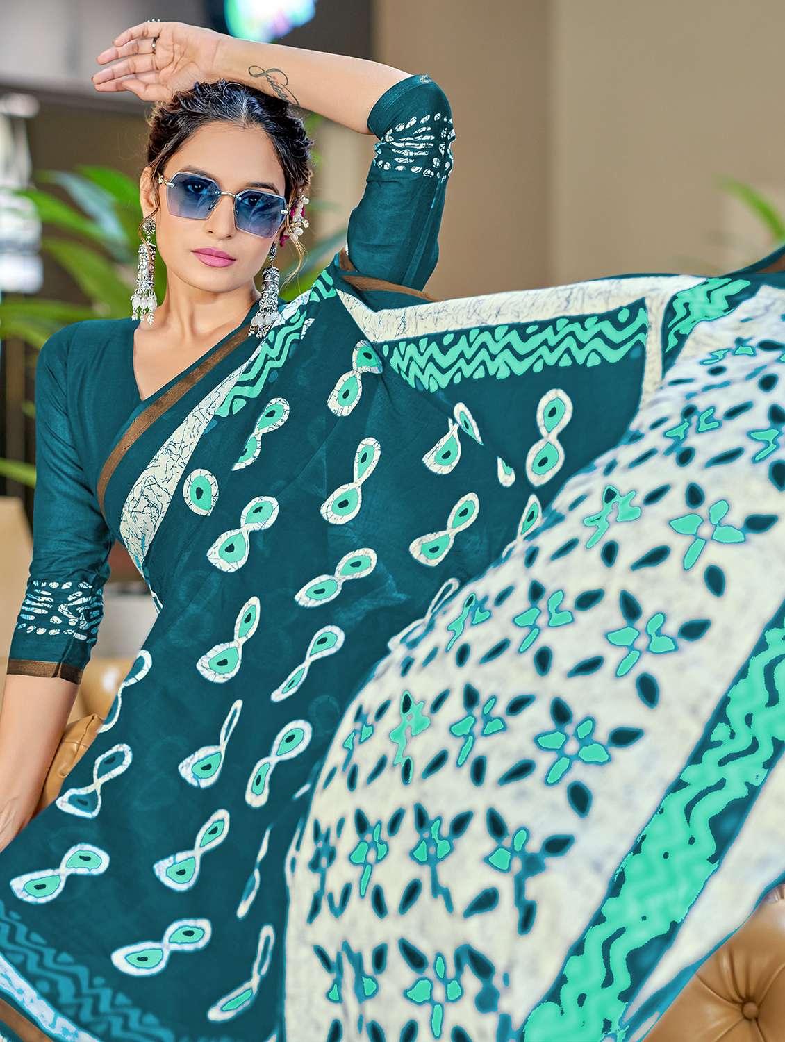 women printed casual wear saree with blouse - 21905388 - Standard Image - 2