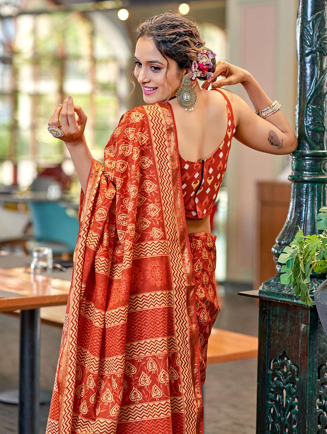 women printed casual wear saree with blouse - 21905393 - Standard Image - 2