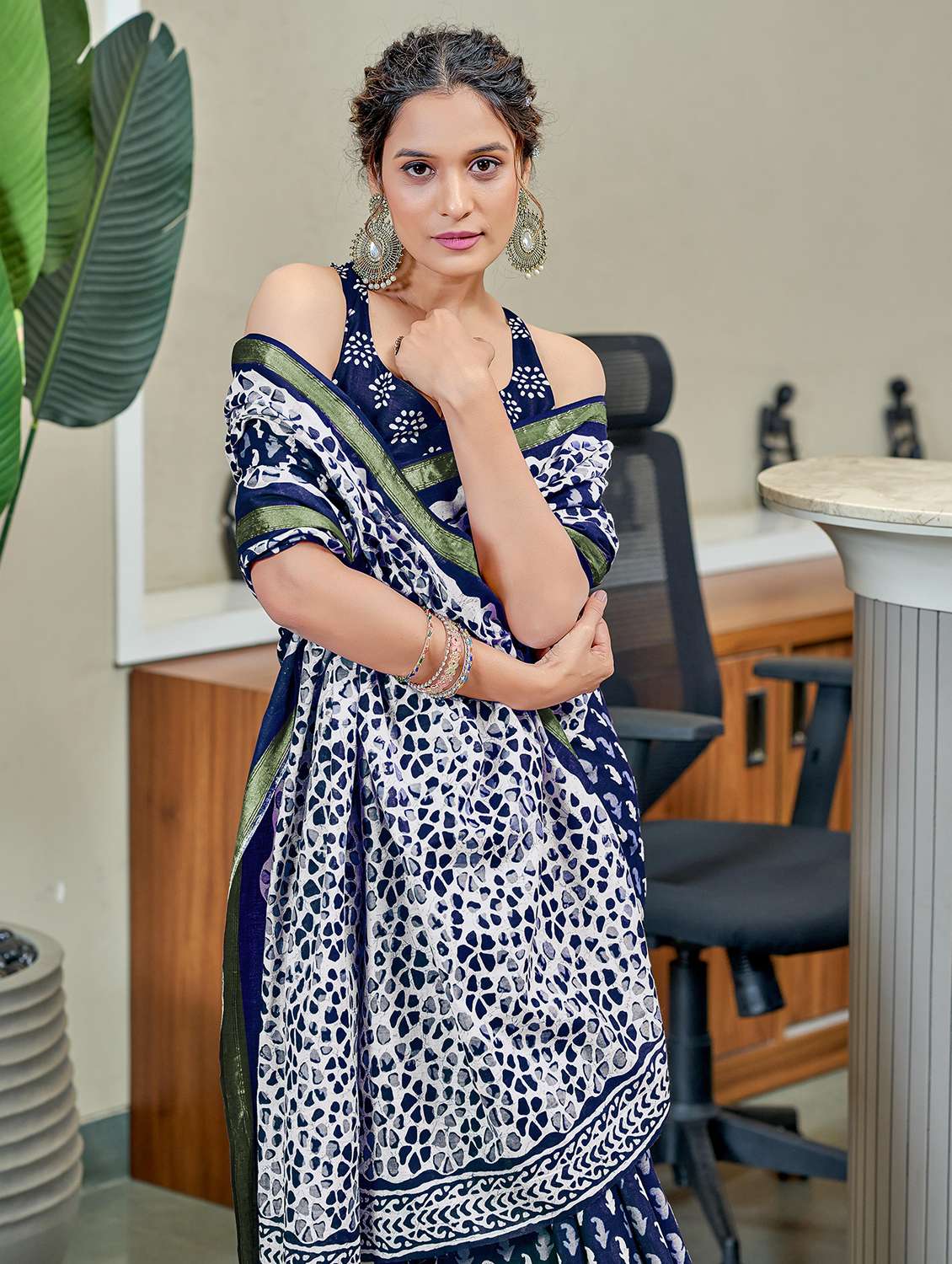 women printed casual wear saree with blouse - 21905403 - Standard Image - 2