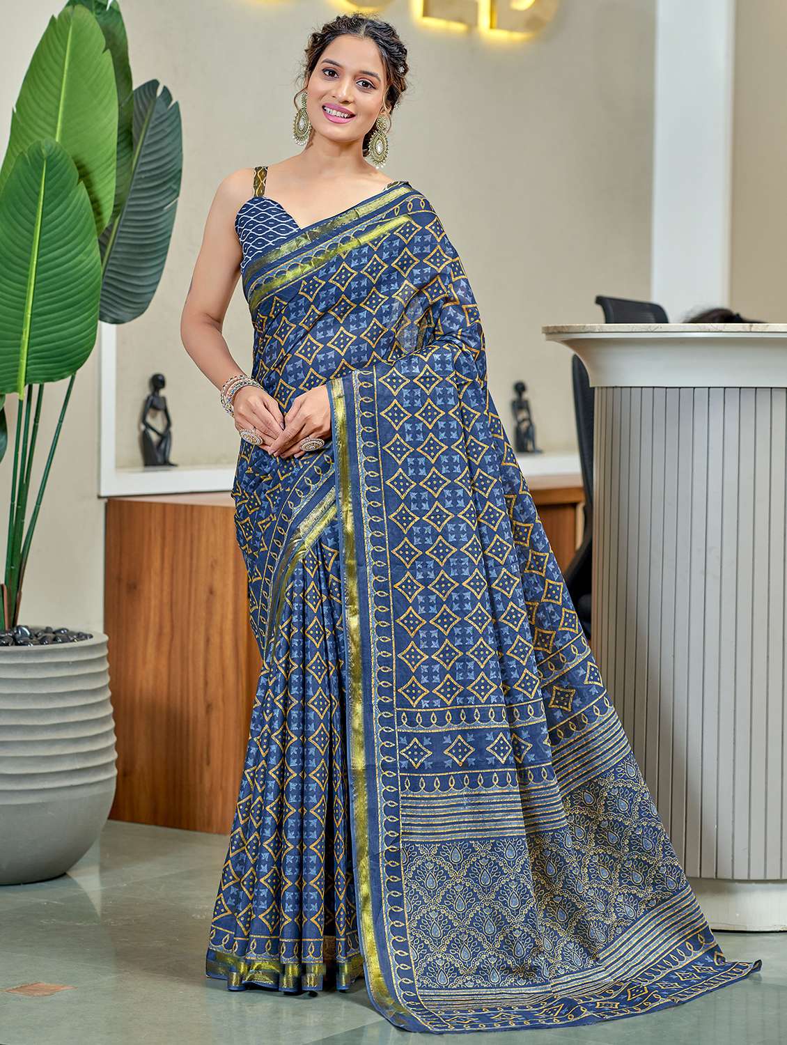 women printed casual wear saree with blouse - 21905406 - Zoom Image - 0