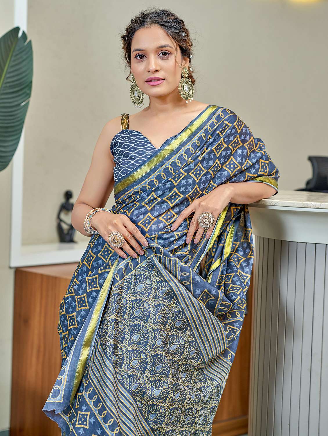 women printed casual wear saree with blouse - 21905406 - Standard Image - 2