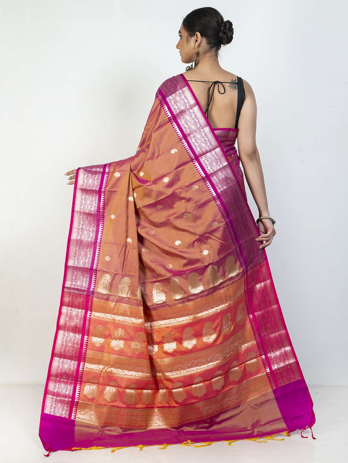 women self design bordered saree with blouse - 21905674 -  Standard Image - 2