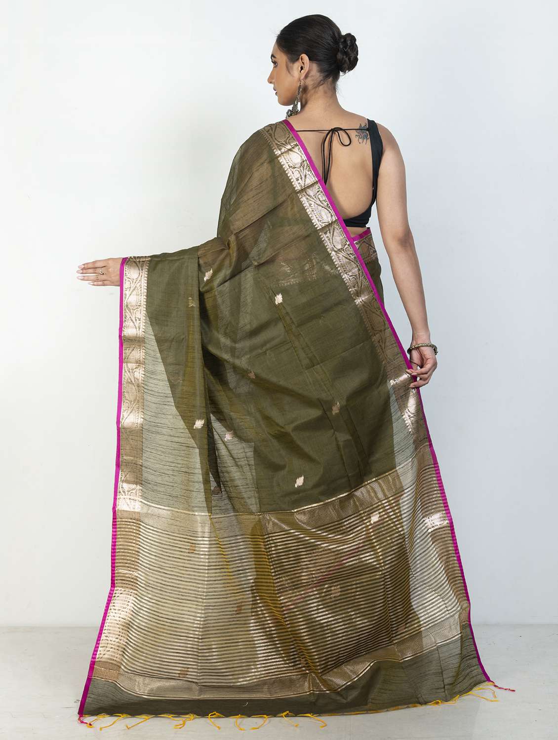 women self design bordered saree with blouse - 21905682 - Standard Image - 2
