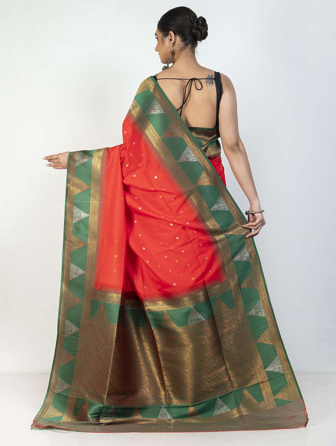 women self design bordered saree with blouse - 21905696 - Standard Image - 2