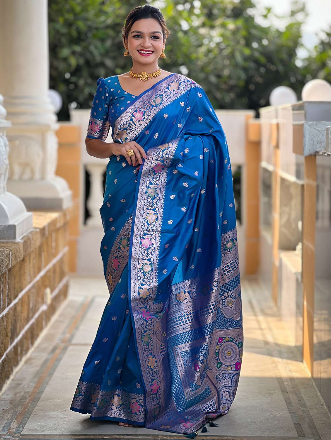 women self design banarasi saree with blouse