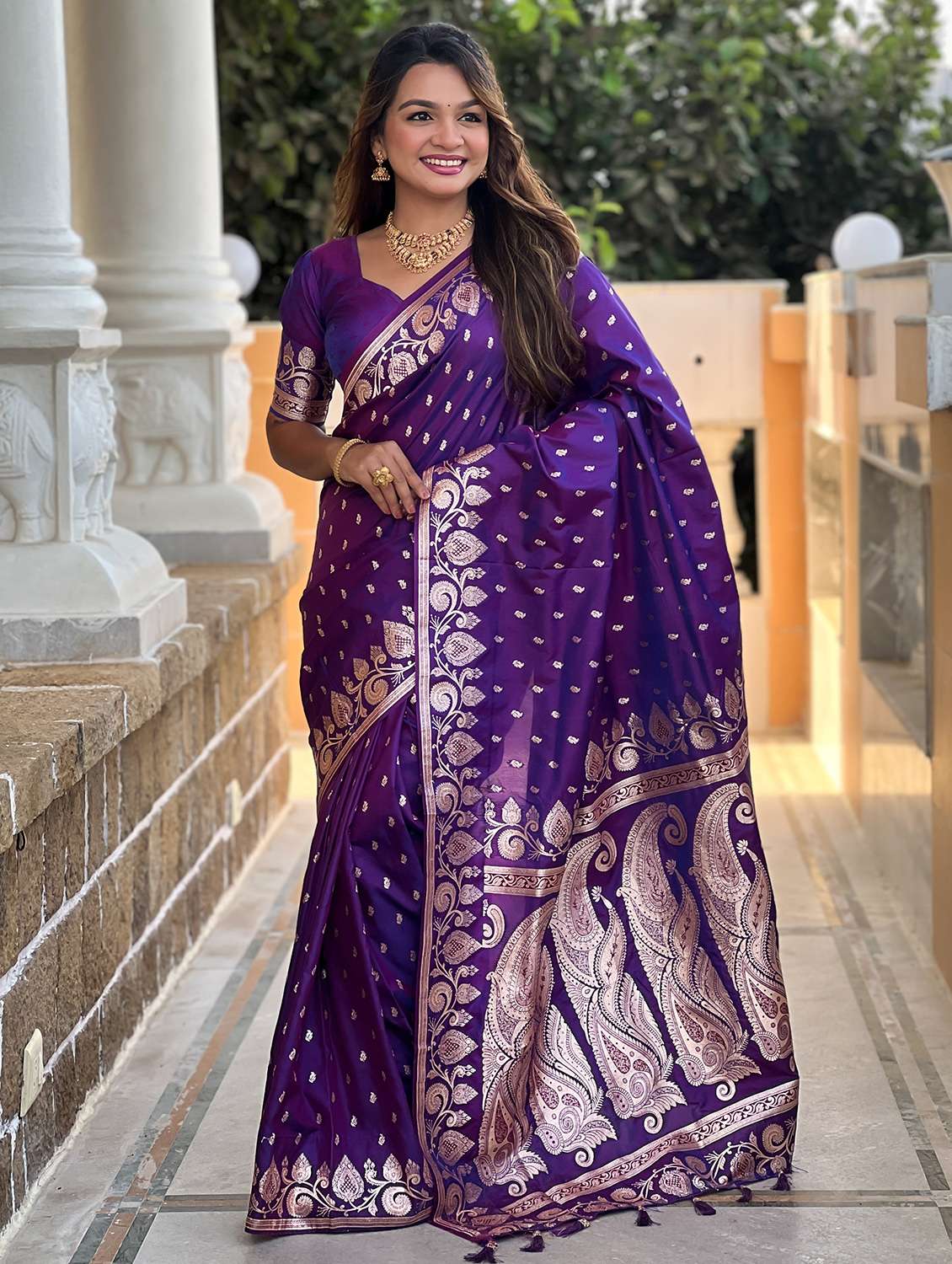 women self design banarasi saree with blouse