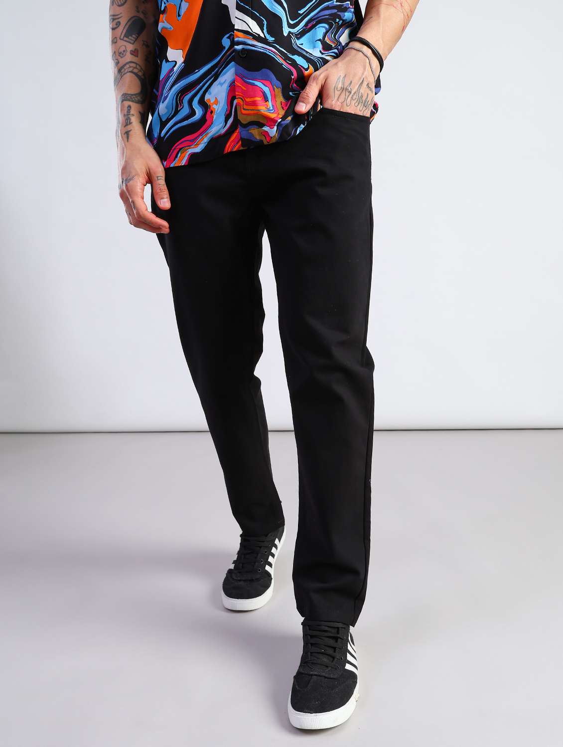 men solid mid rise chinos casual trouser