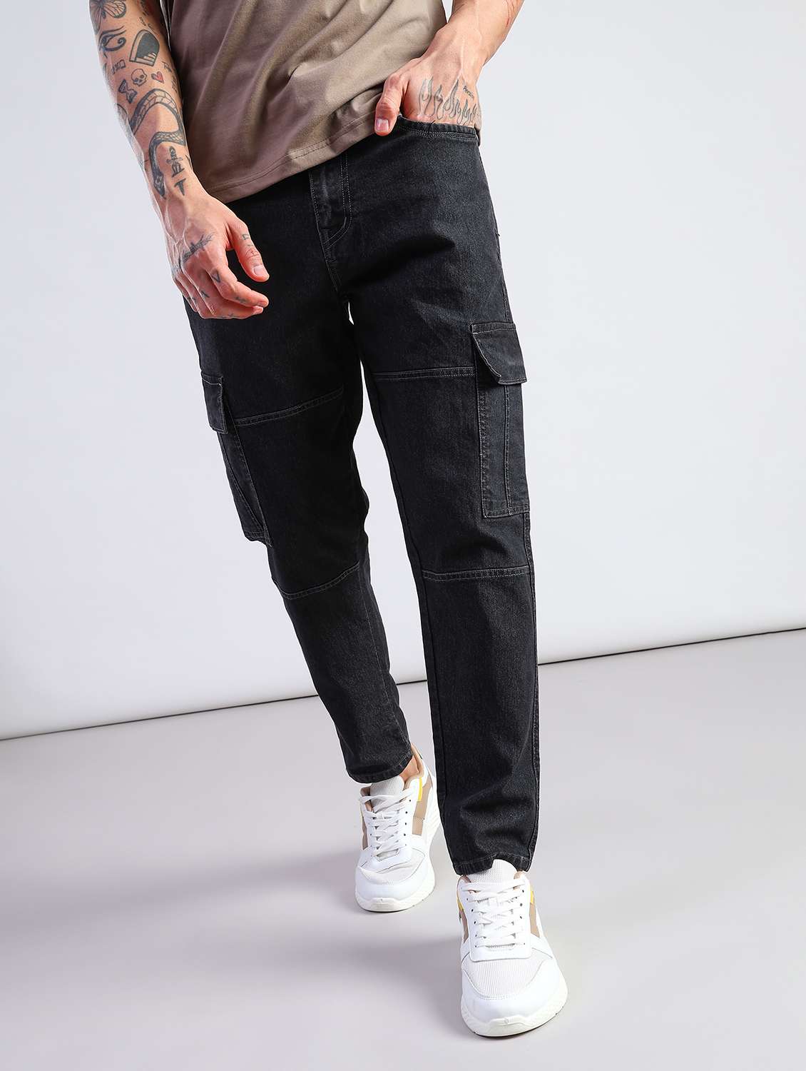 men solid mid rise regular fit cargo