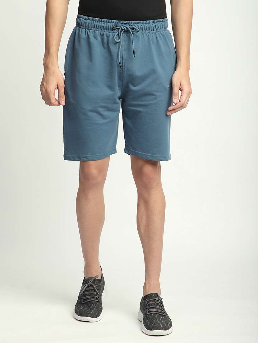 men solid mid rise regular fit shorts