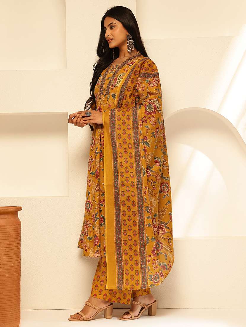 women three quarter sleeve kurta palazzo with dupatta set - 21909948 -  Standard Image - 2